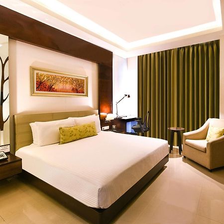Hotel Doubletree By Hilton Gurugram Baani Square Gurgaon Esterno foto
