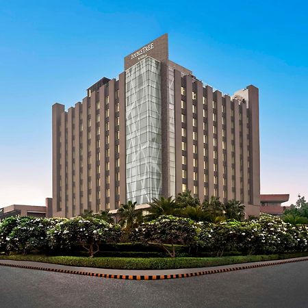 Hotel Doubletree By Hilton Gurugram Baani Square Gurgaon Esterno foto