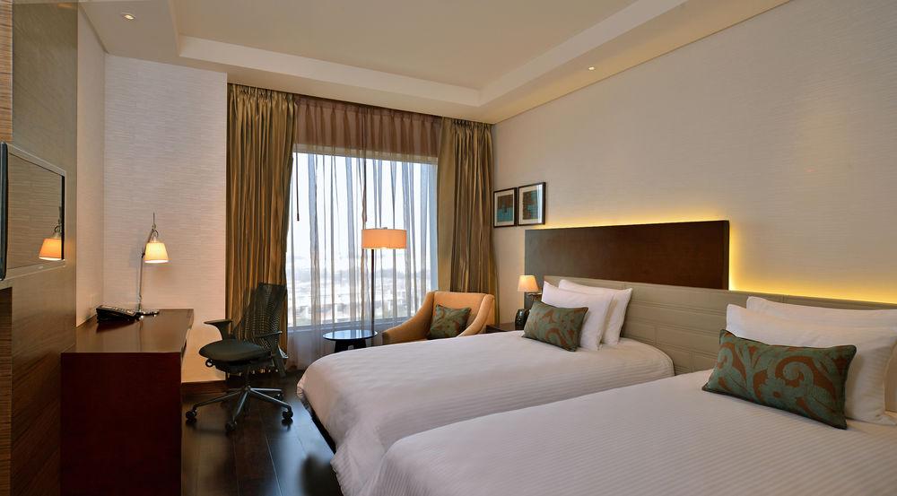 Hotel Doubletree By Hilton Gurugram Baani Square Gurgaon Esterno foto