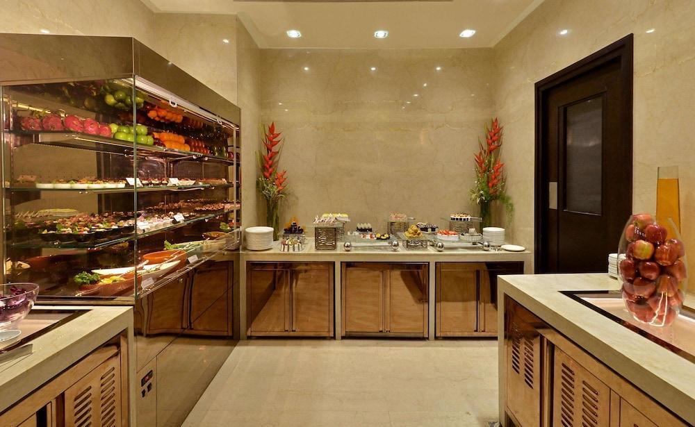 Hotel Doubletree By Hilton Gurugram Baani Square Gurgaon Esterno foto