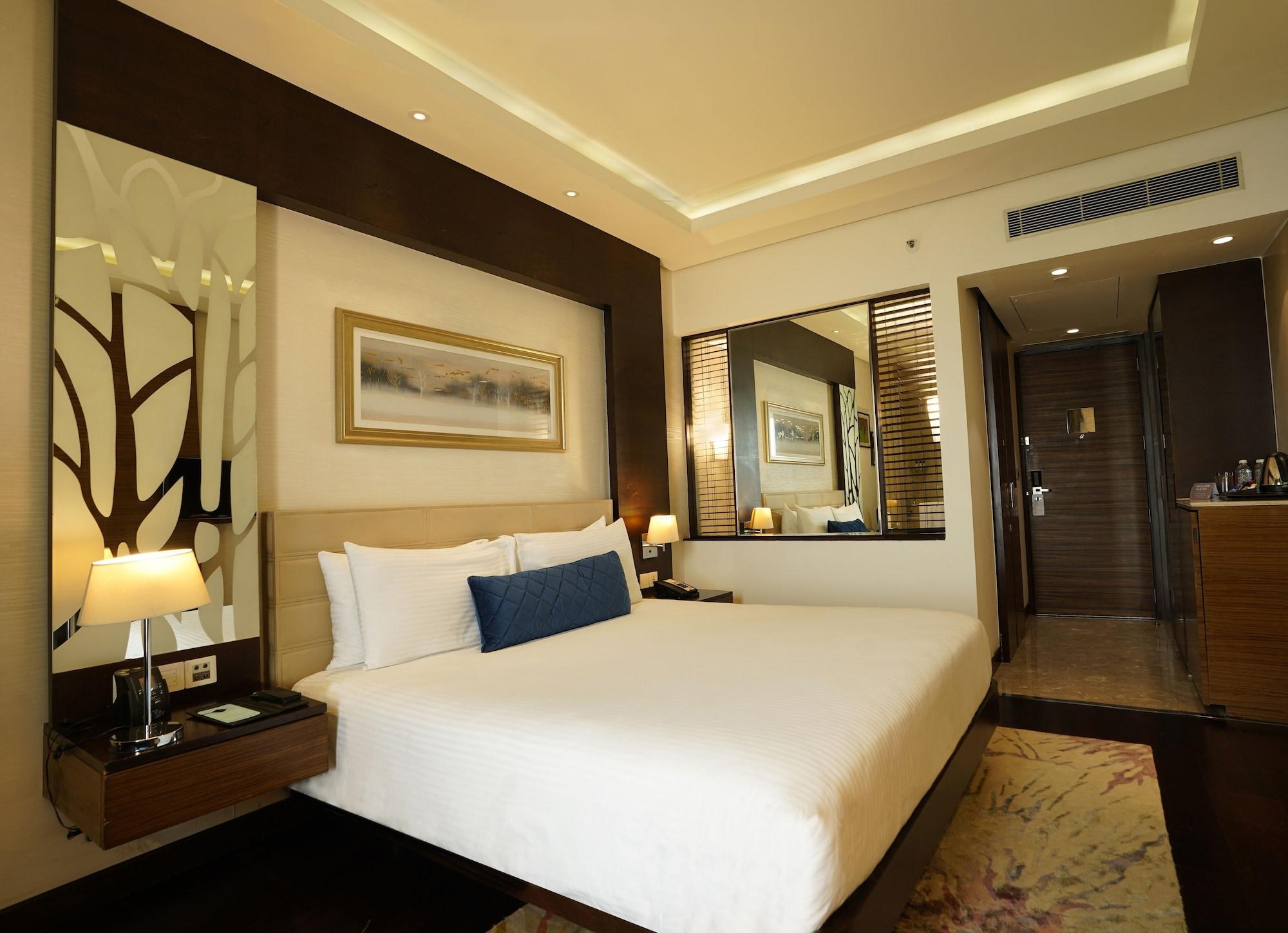Hotel Doubletree By Hilton Gurugram Baani Square Gurgaon Esterno foto