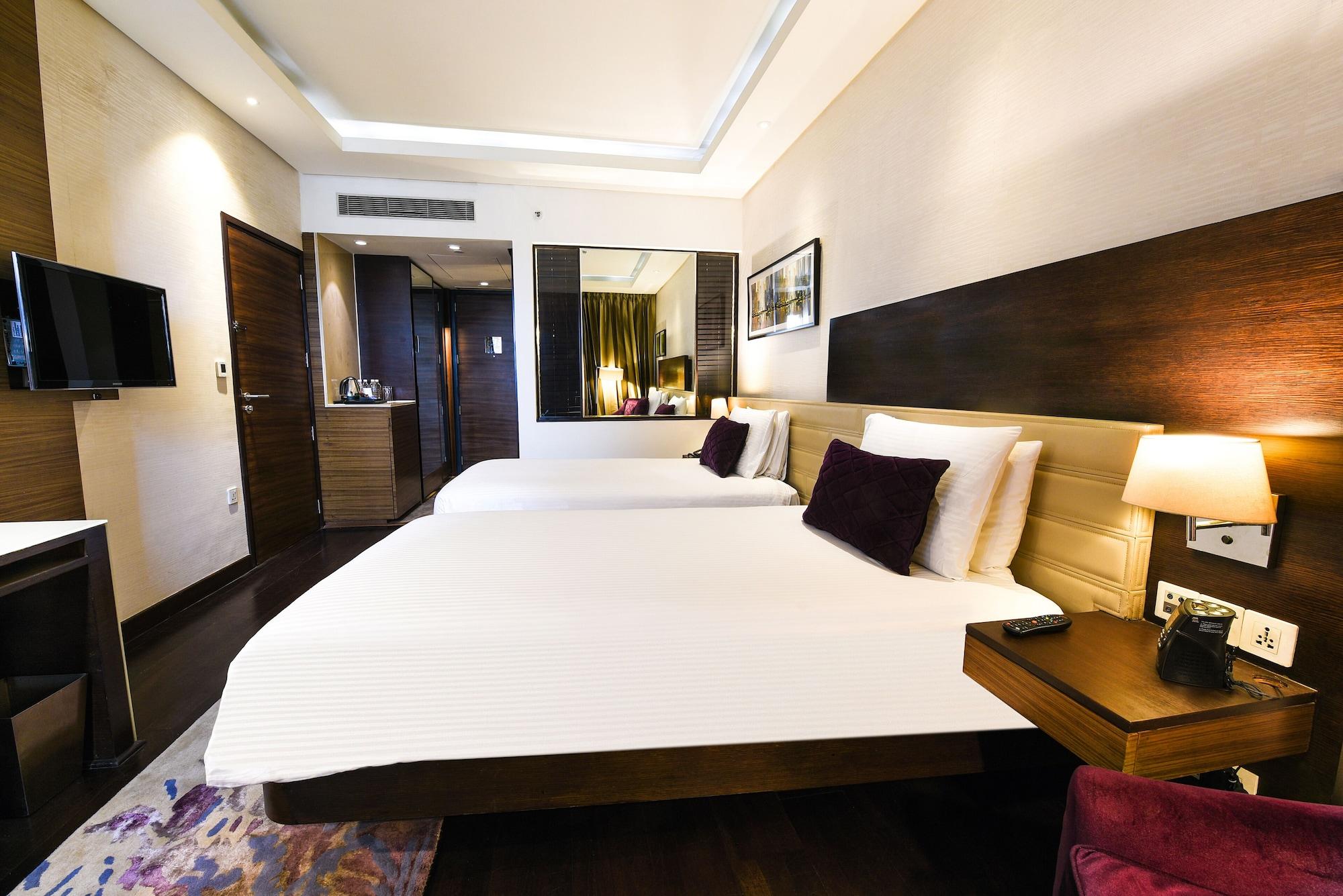 Hotel Doubletree By Hilton Gurugram Baani Square Gurgaon Esterno foto