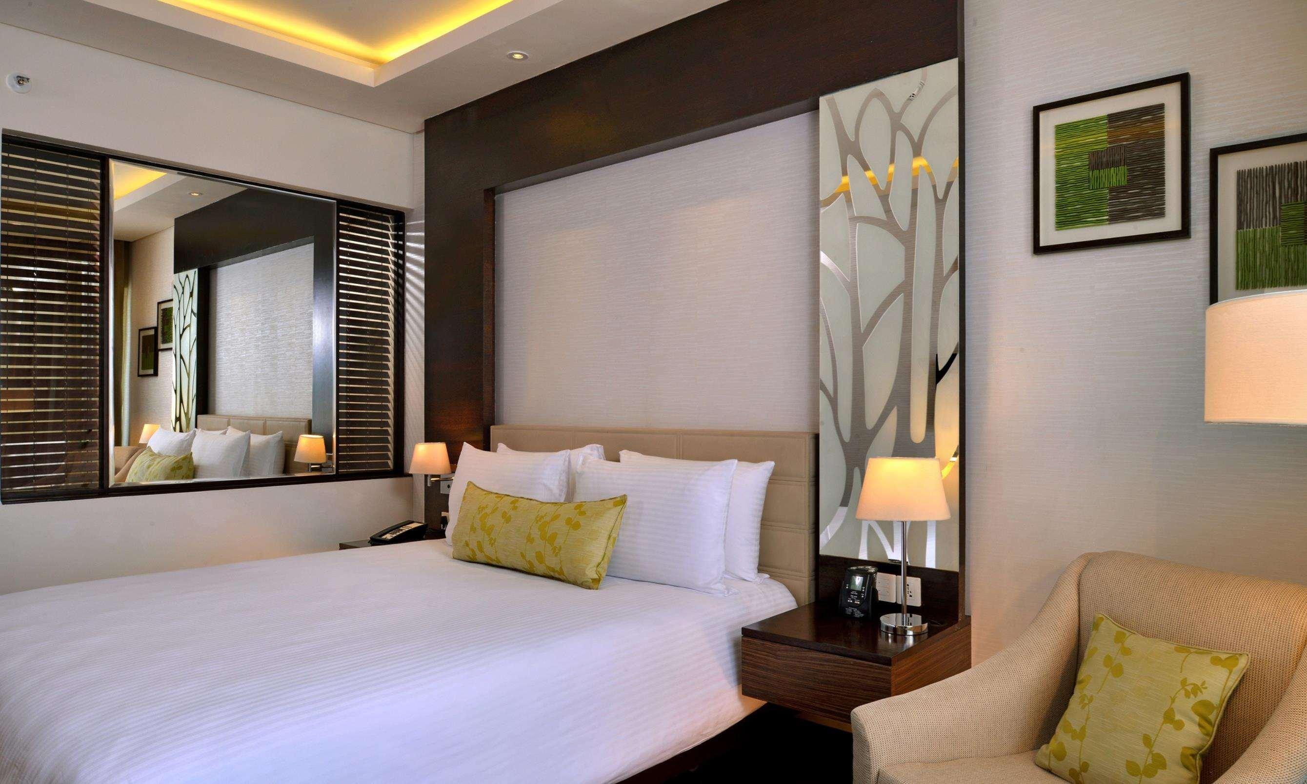 Hotel Doubletree By Hilton Gurugram Baani Square Gurgaon Esterno foto