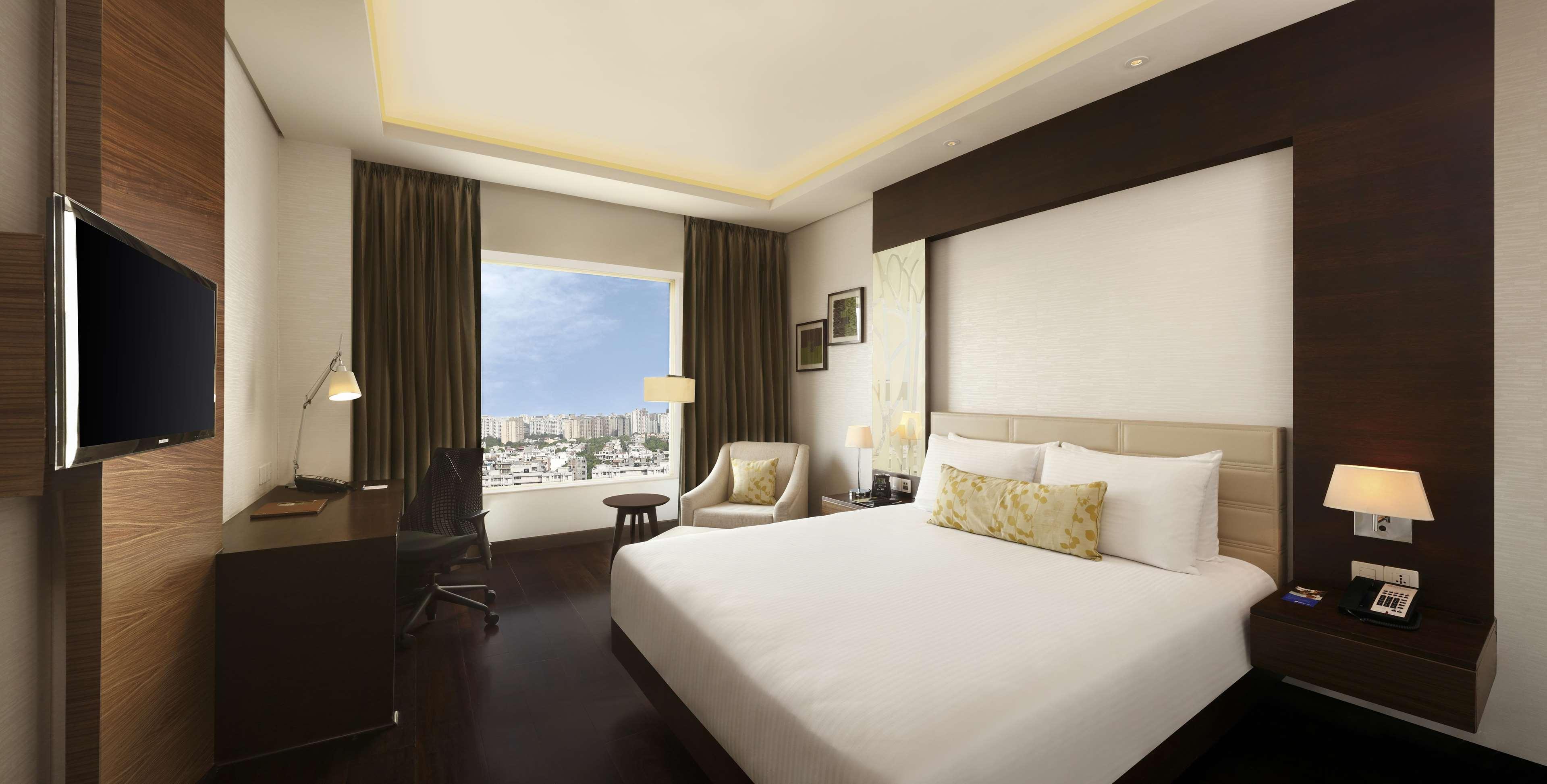 Hotel Doubletree By Hilton Gurugram Baani Square Gurgaon Esterno foto