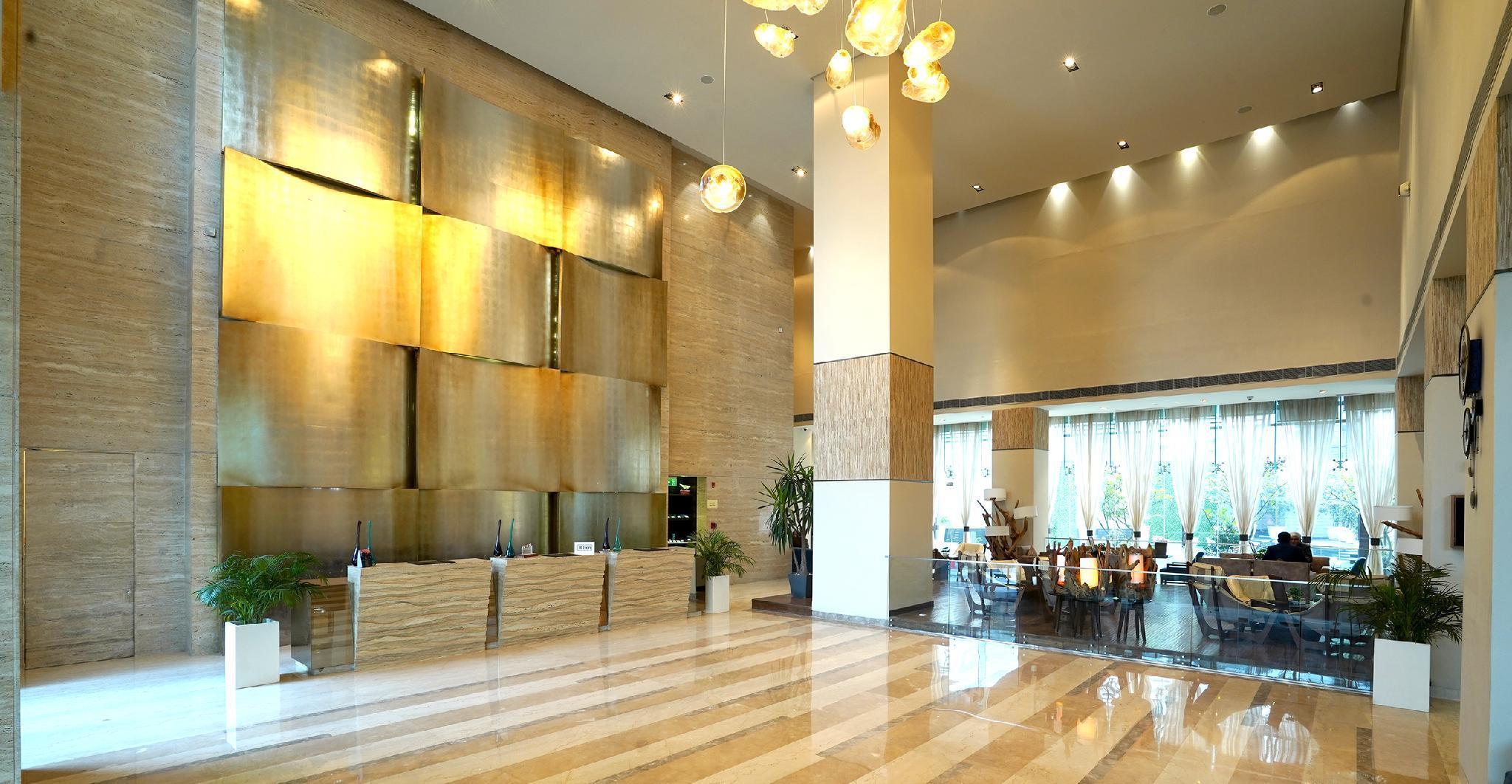 Hotel Doubletree By Hilton Gurugram Baani Square Gurgaon Esterno foto