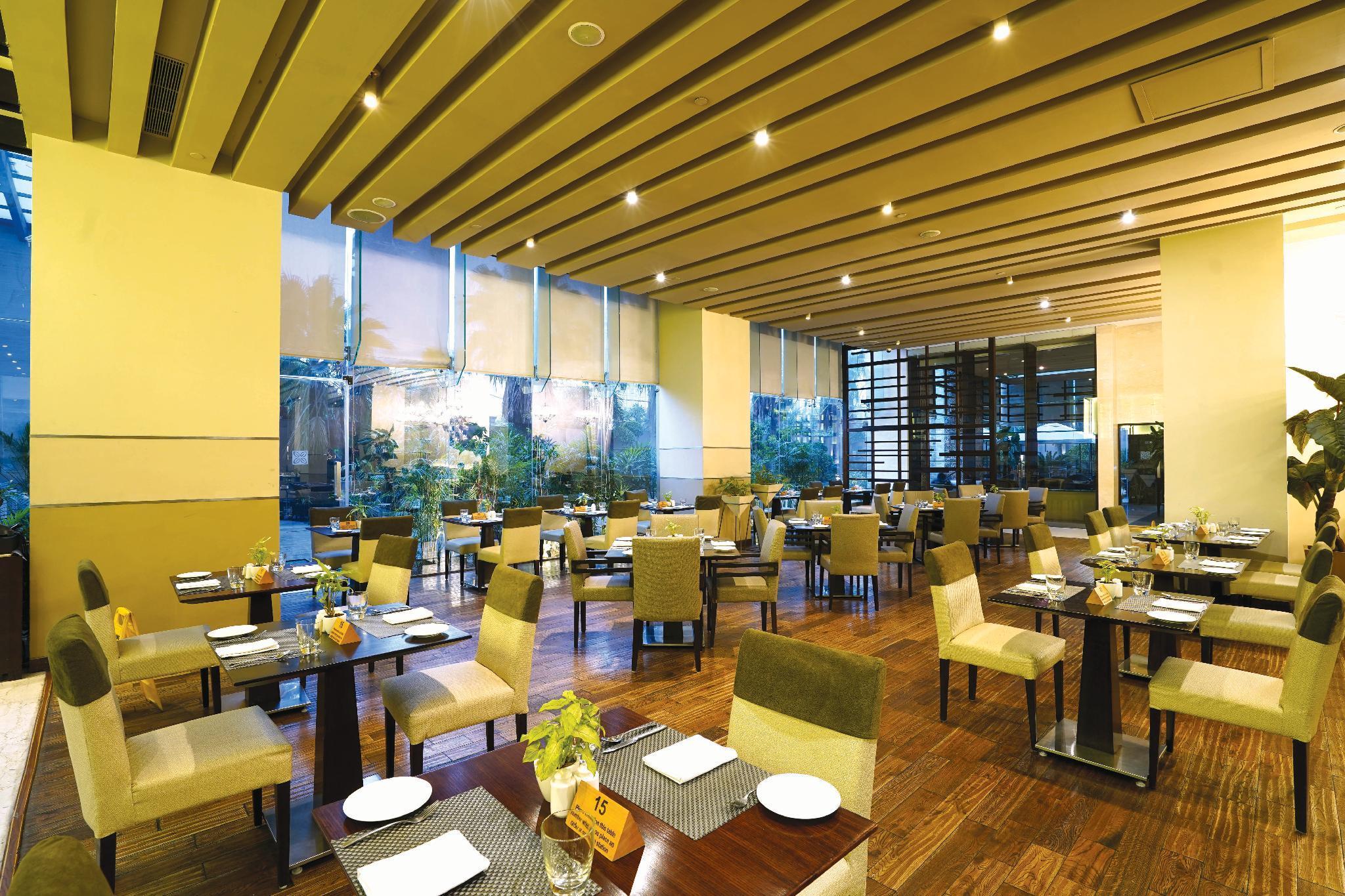 Hotel Doubletree By Hilton Gurugram Baani Square Gurgaon Esterno foto