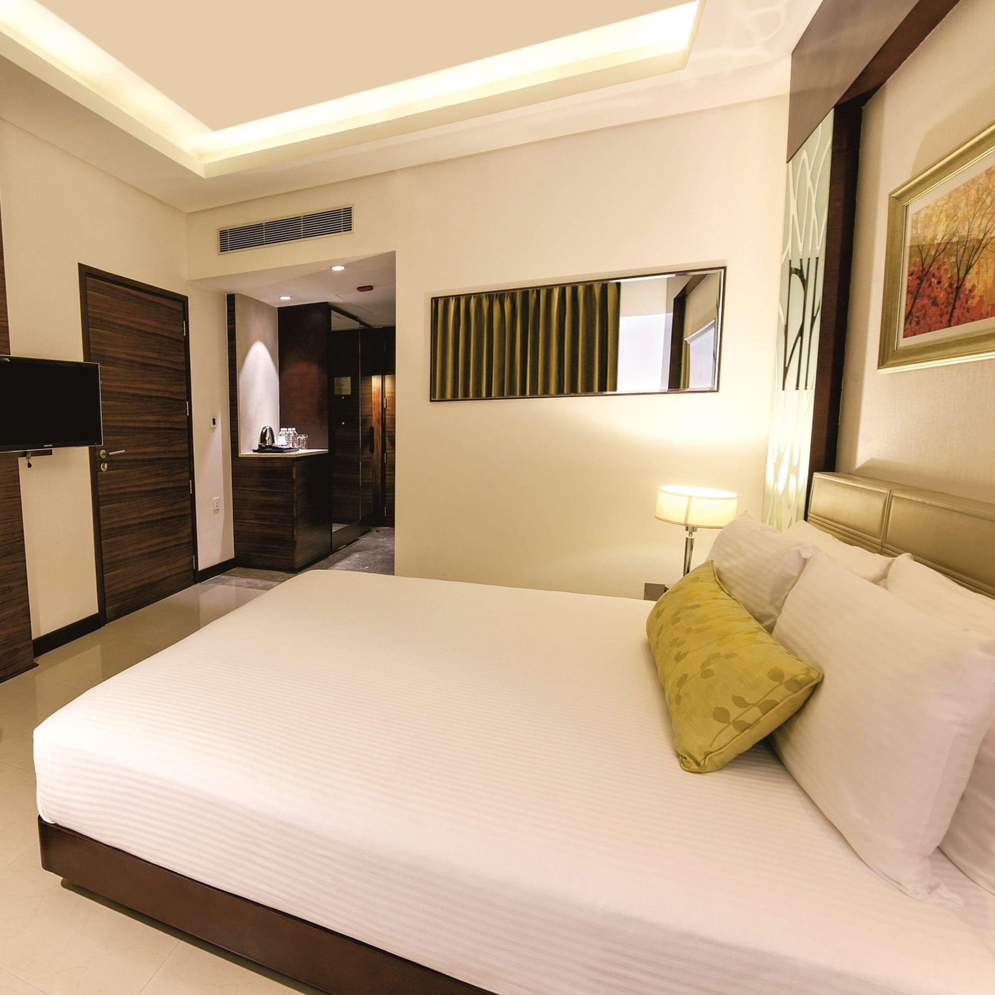 Hotel Doubletree By Hilton Gurugram Baani Square Gurgaon Esterno foto