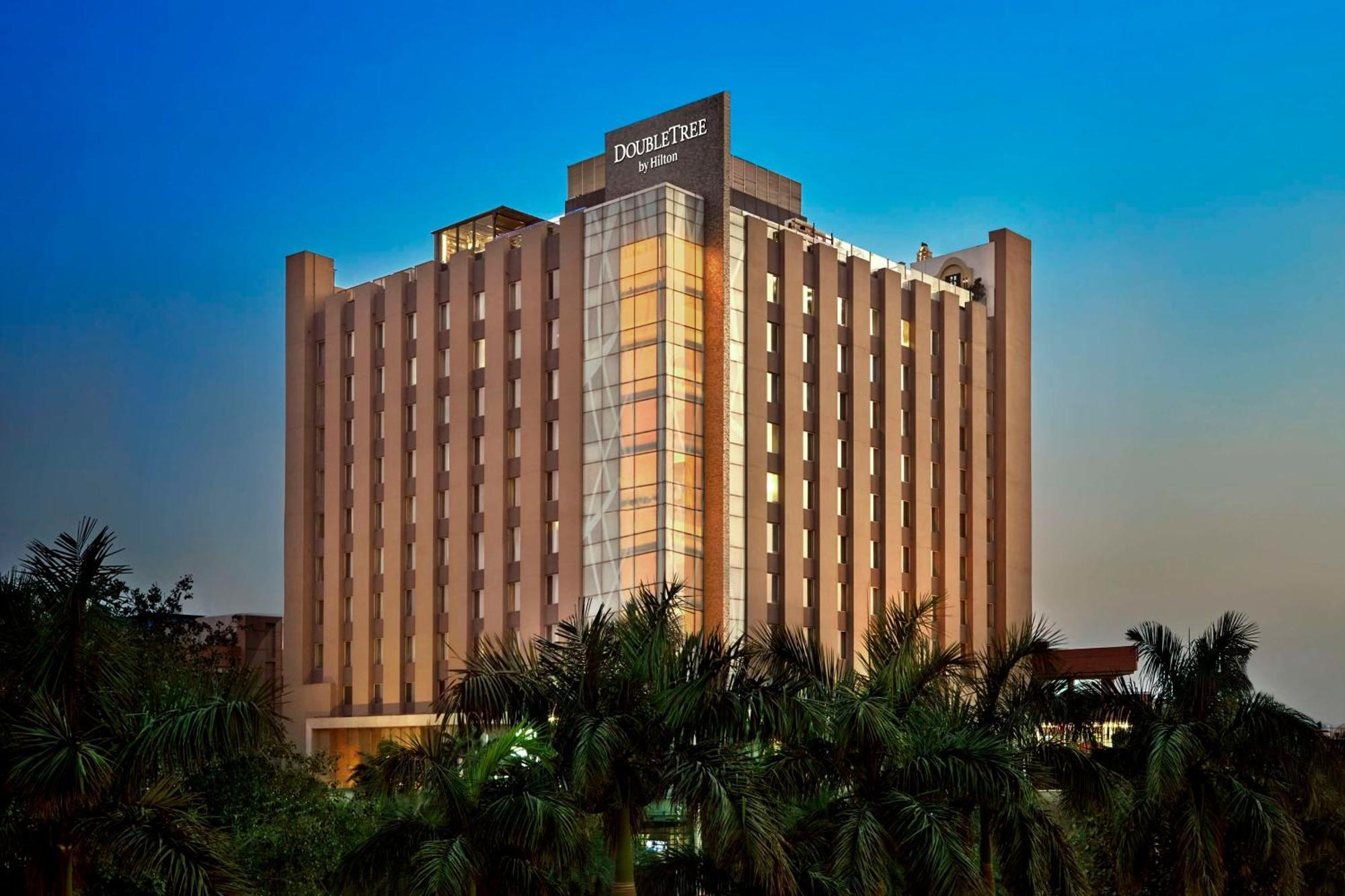 Hotel Doubletree By Hilton Gurugram Baani Square Gurgaon Esterno foto