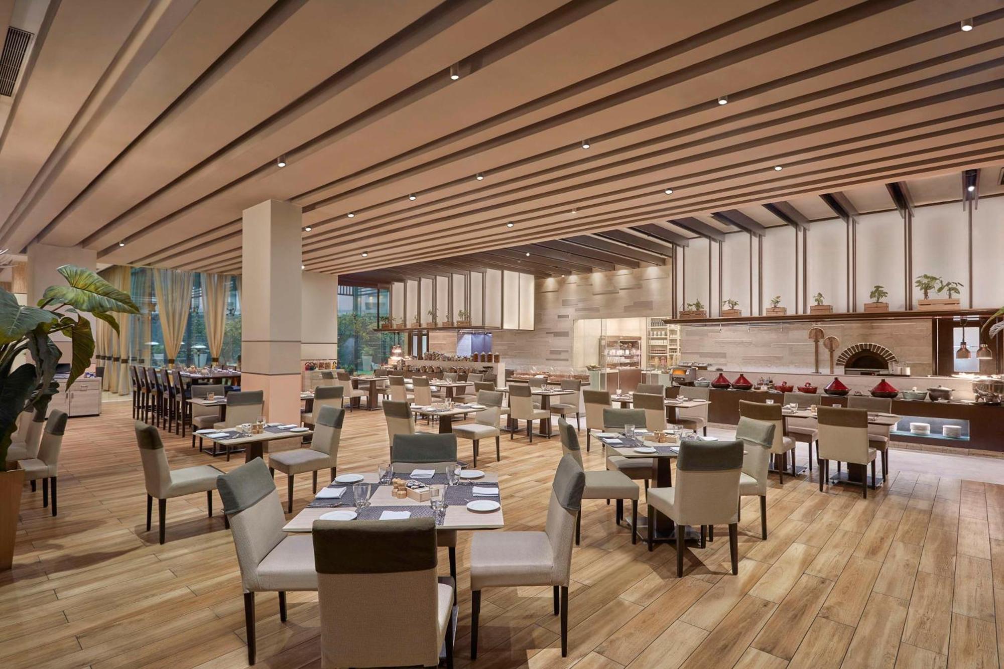 Hotel Doubletree By Hilton Gurugram Baani Square Gurgaon Esterno foto