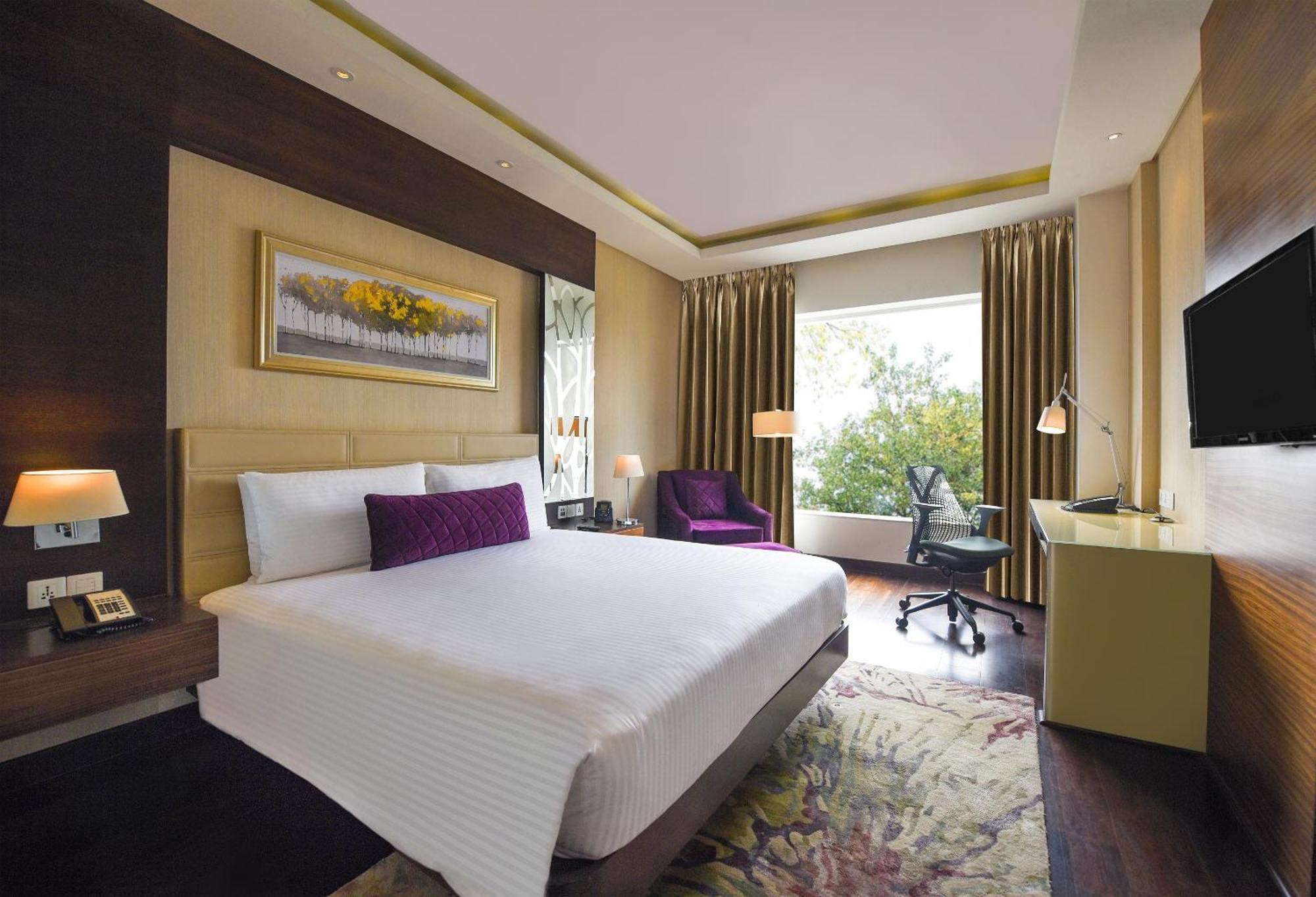 Hotel Doubletree By Hilton Gurugram Baani Square Gurgaon Esterno foto