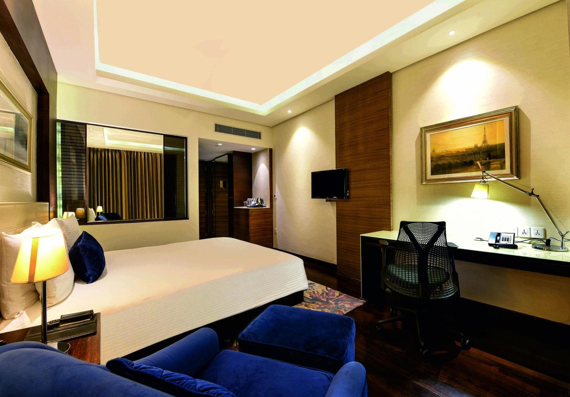 Hotel Doubletree By Hilton Gurugram Baani Square Gurgaon Esterno foto