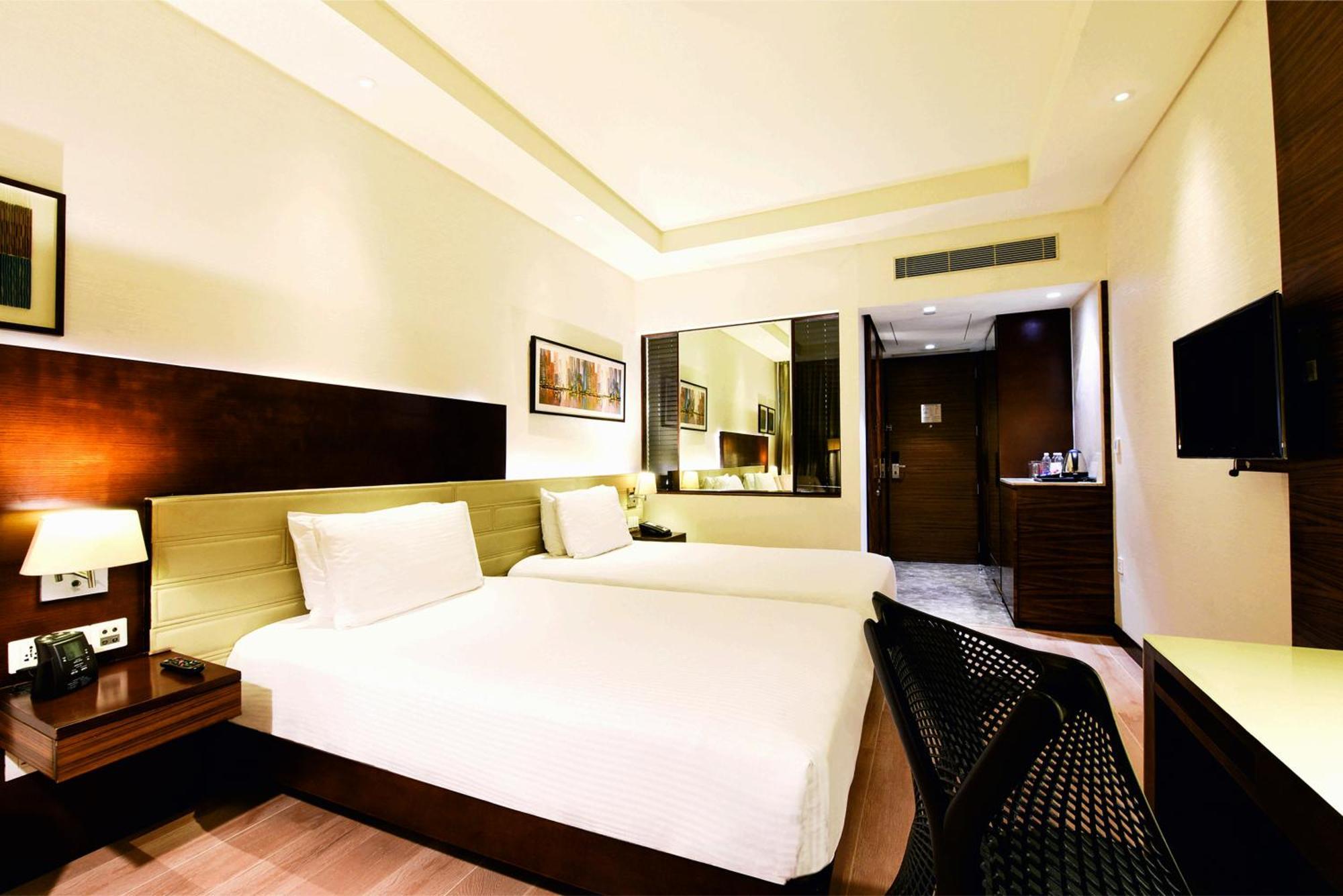 Hotel Doubletree By Hilton Gurugram Baani Square Gurgaon Esterno foto