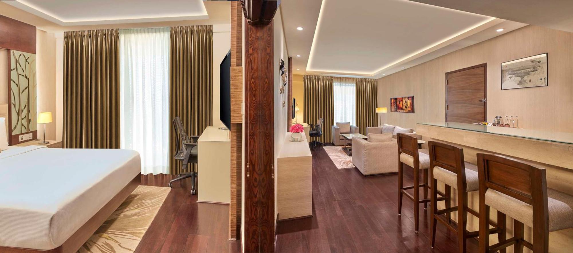 Hotel Doubletree By Hilton Gurugram Baani Square Gurgaon Esterno foto