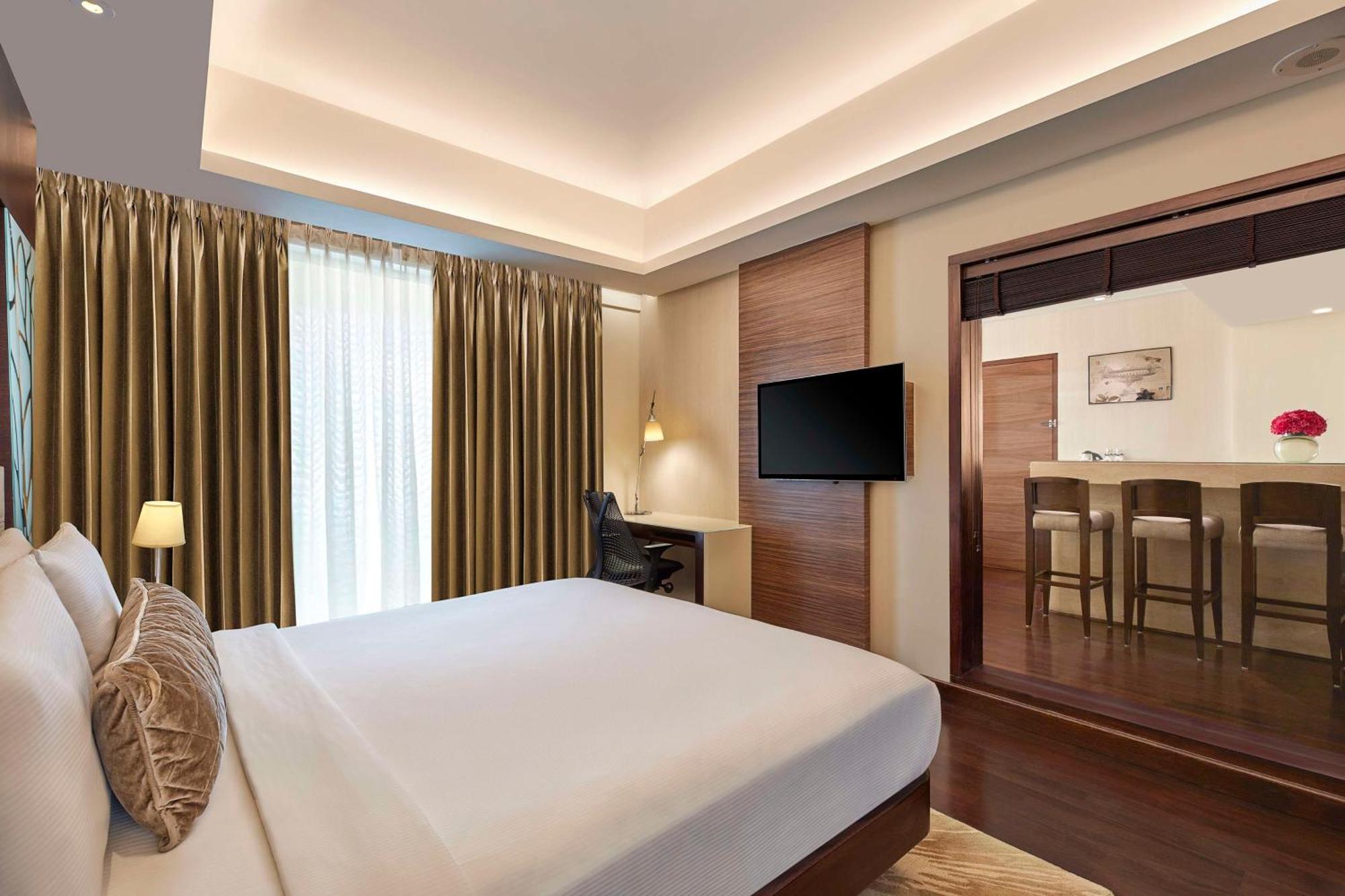 Hotel Doubletree By Hilton Gurugram Baani Square Gurgaon Esterno foto