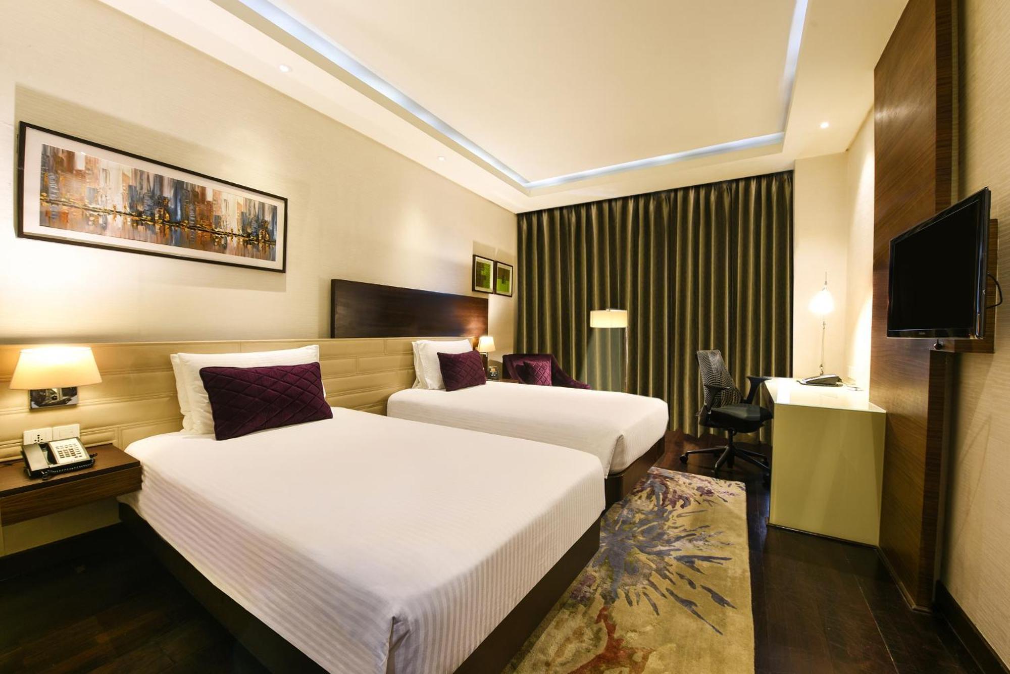 Hotel Doubletree By Hilton Gurugram Baani Square Gurgaon Esterno foto