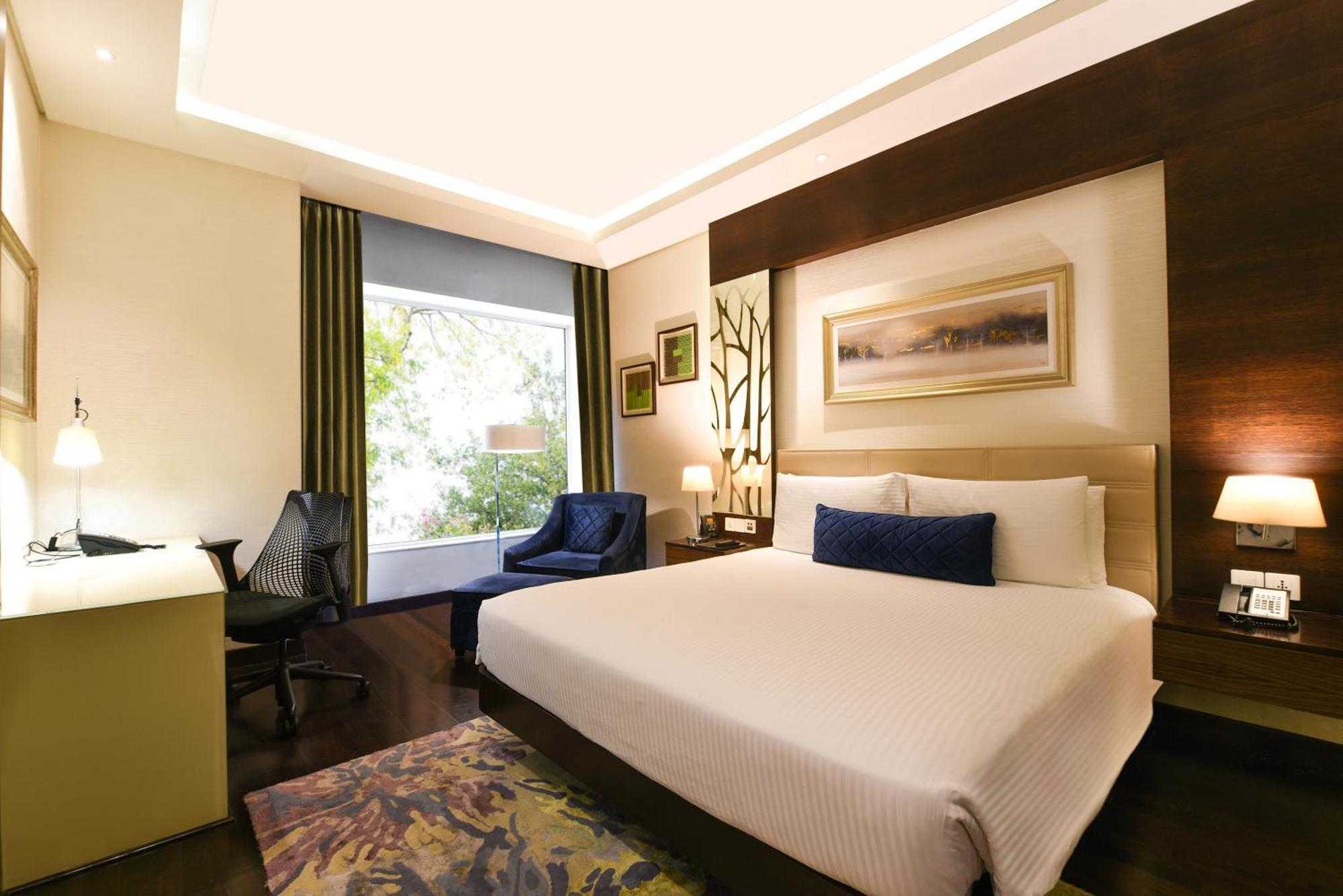 Hotel Doubletree By Hilton Gurugram Baani Square Gurgaon Esterno foto