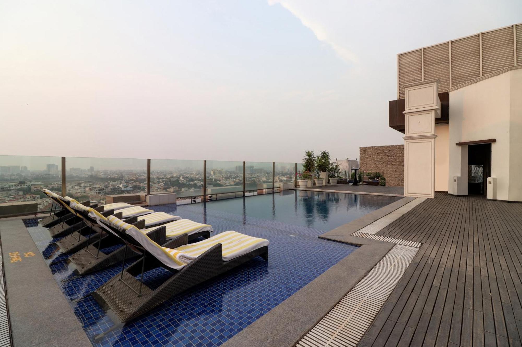 Hotel Doubletree By Hilton Gurugram Baani Square Gurgaon Esterno foto