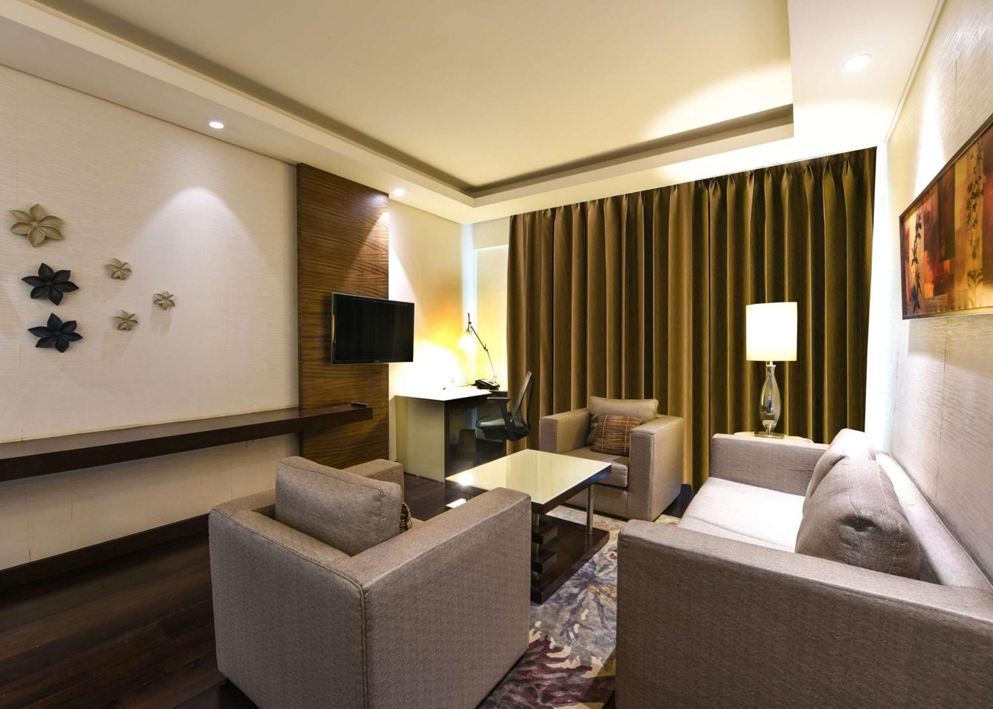 Hotel Doubletree By Hilton Gurugram Baani Square Gurgaon Esterno foto