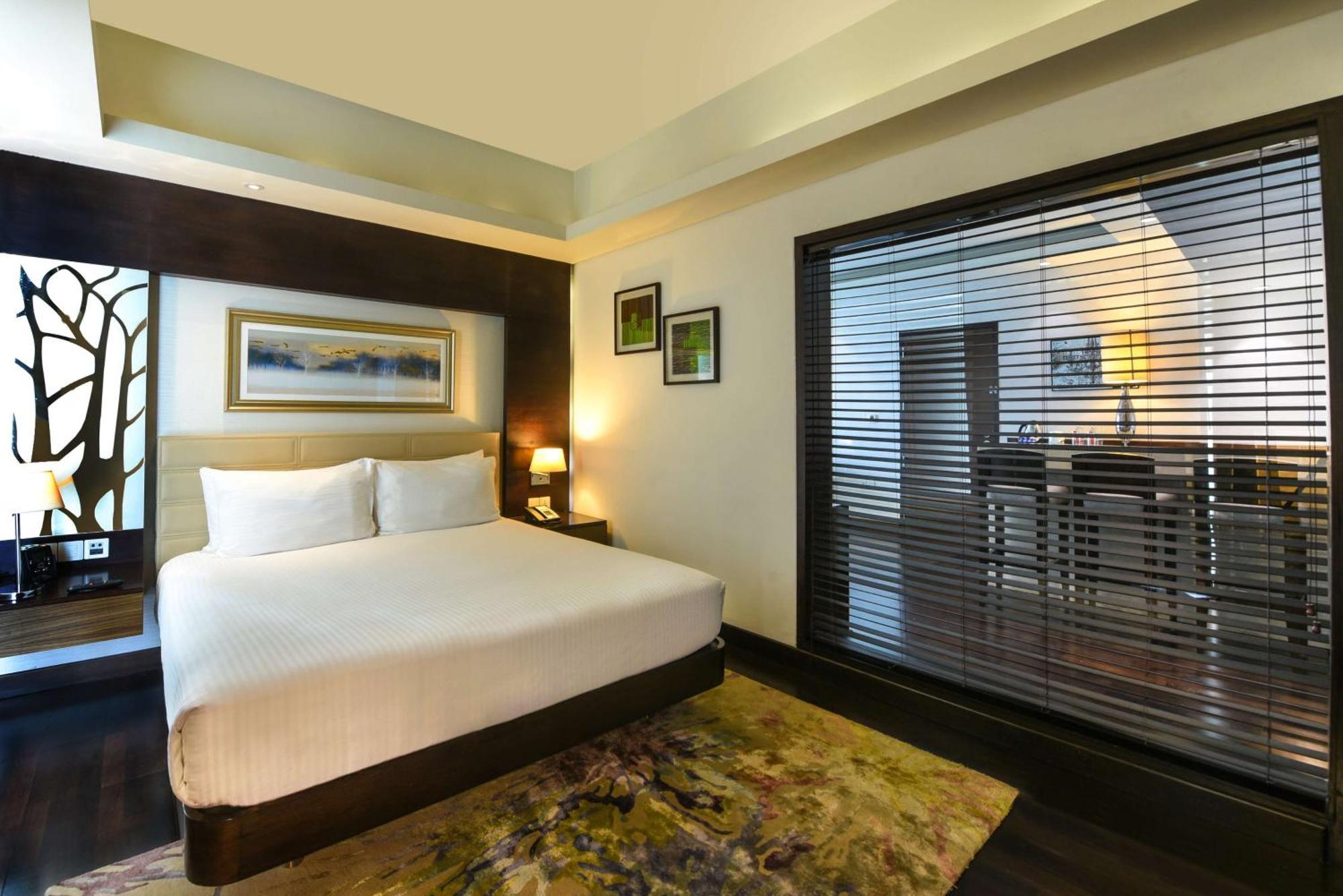 Hotel Doubletree By Hilton Gurugram Baani Square Gurgaon Esterno foto