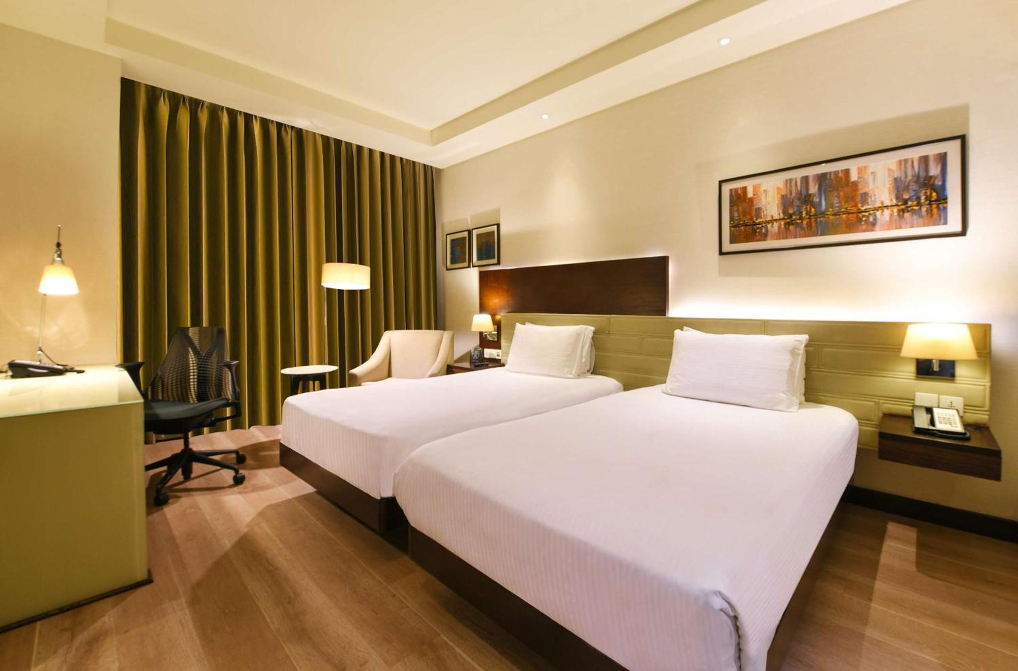 Hotel Doubletree By Hilton Gurugram Baani Square Gurgaon Esterno foto
