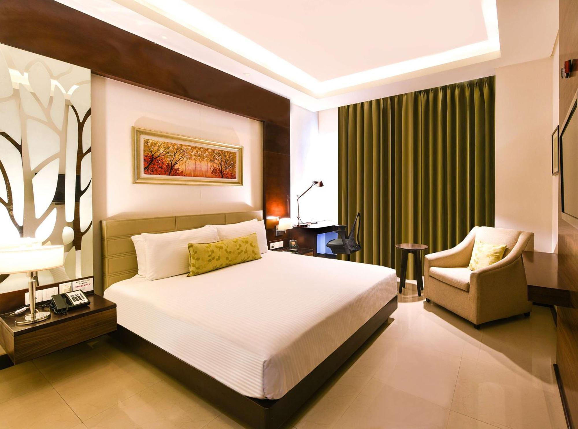 Hotel Doubletree By Hilton Gurugram Baani Square Gurgaon Esterno foto