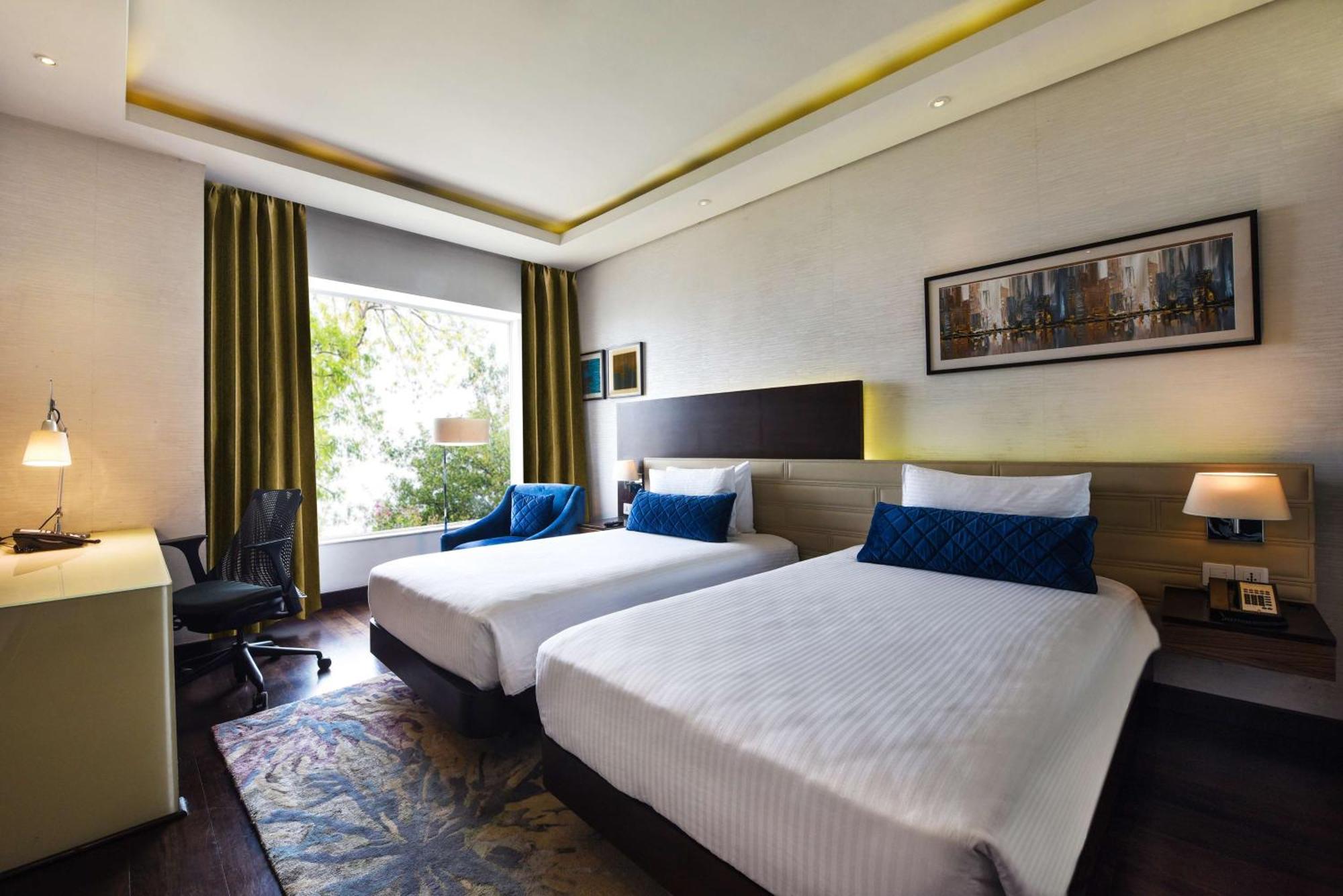 Hotel Doubletree By Hilton Gurugram Baani Square Gurgaon Esterno foto