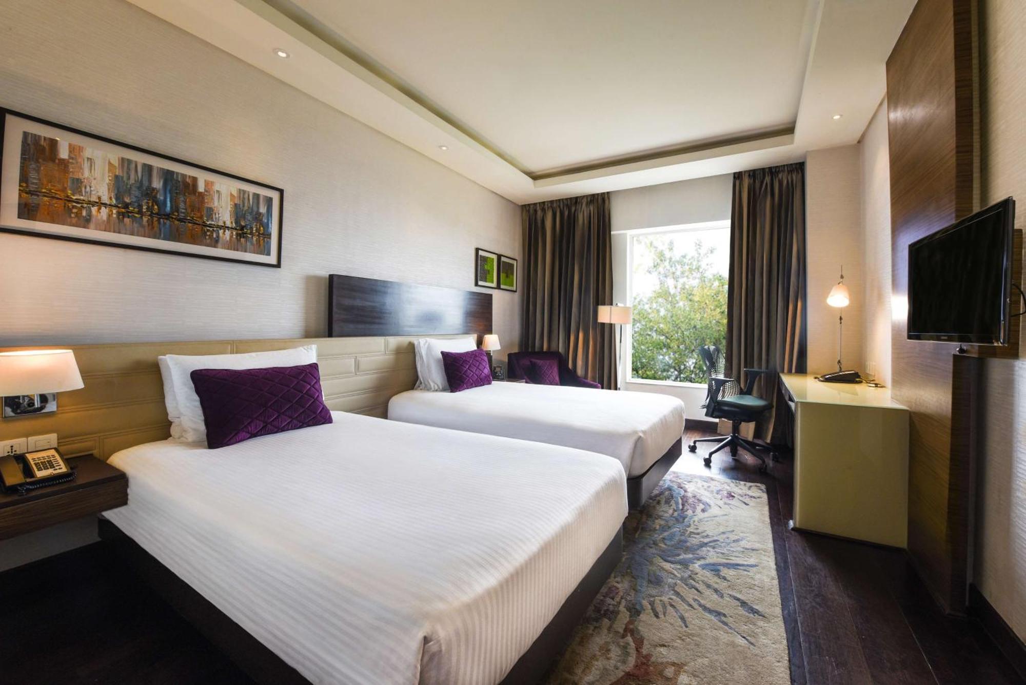 Hotel Doubletree By Hilton Gurugram Baani Square Gurgaon Esterno foto