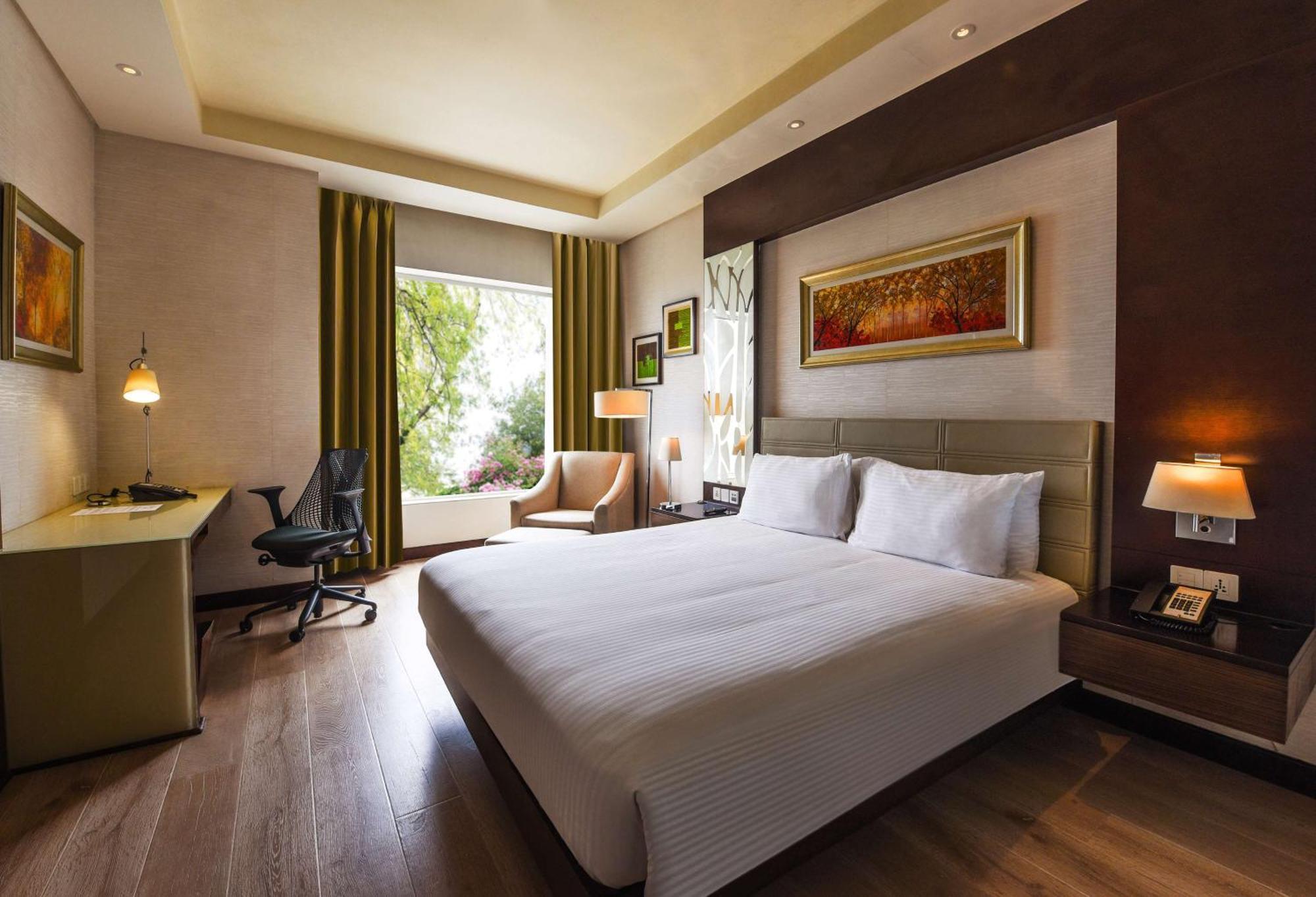 Hotel Doubletree By Hilton Gurugram Baani Square Gurgaon Esterno foto