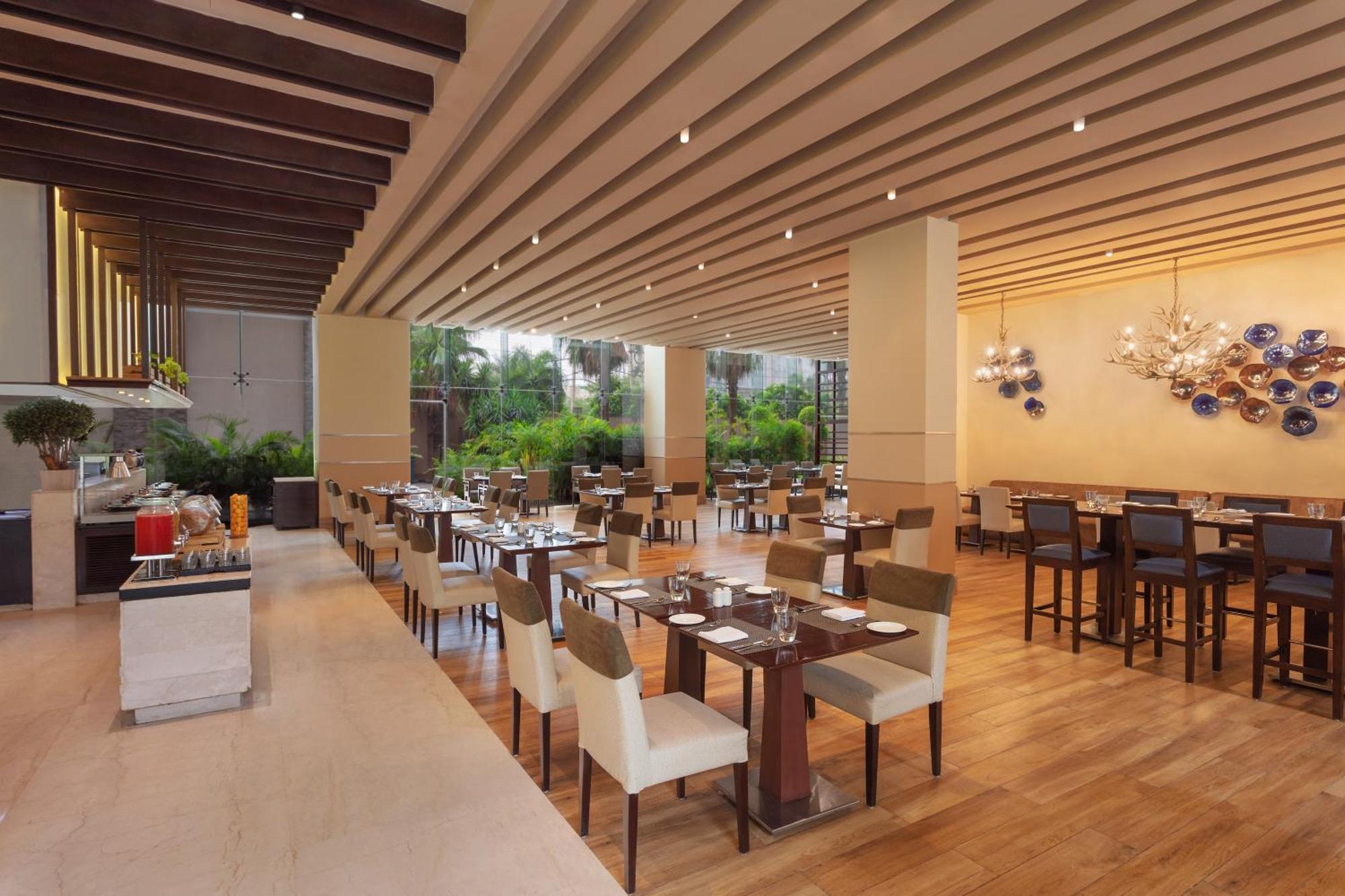 Hotel Doubletree By Hilton Gurugram Baani Square Gurgaon Esterno foto