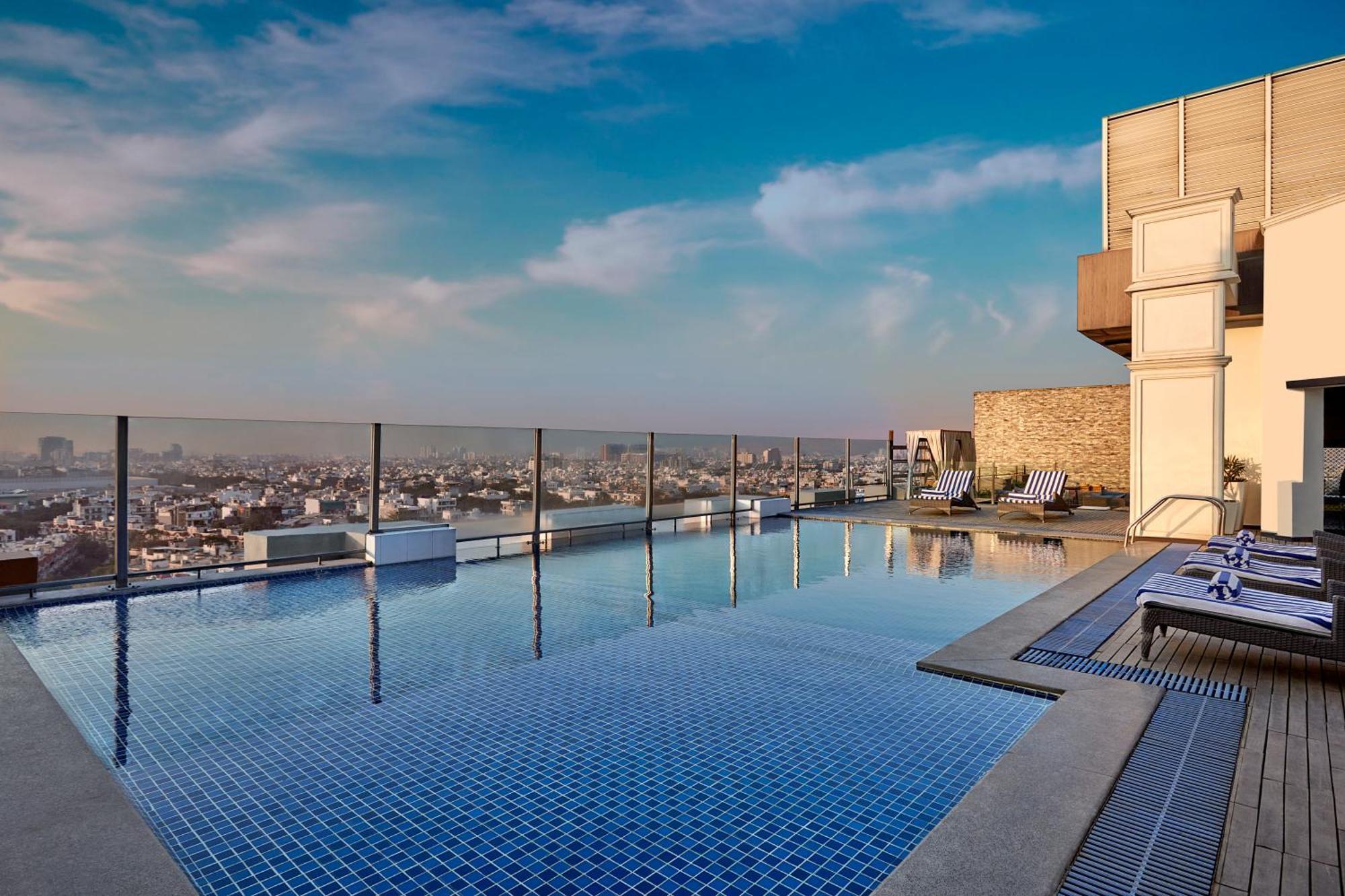 Hotel Doubletree By Hilton Gurugram Baani Square Gurgaon Esterno foto