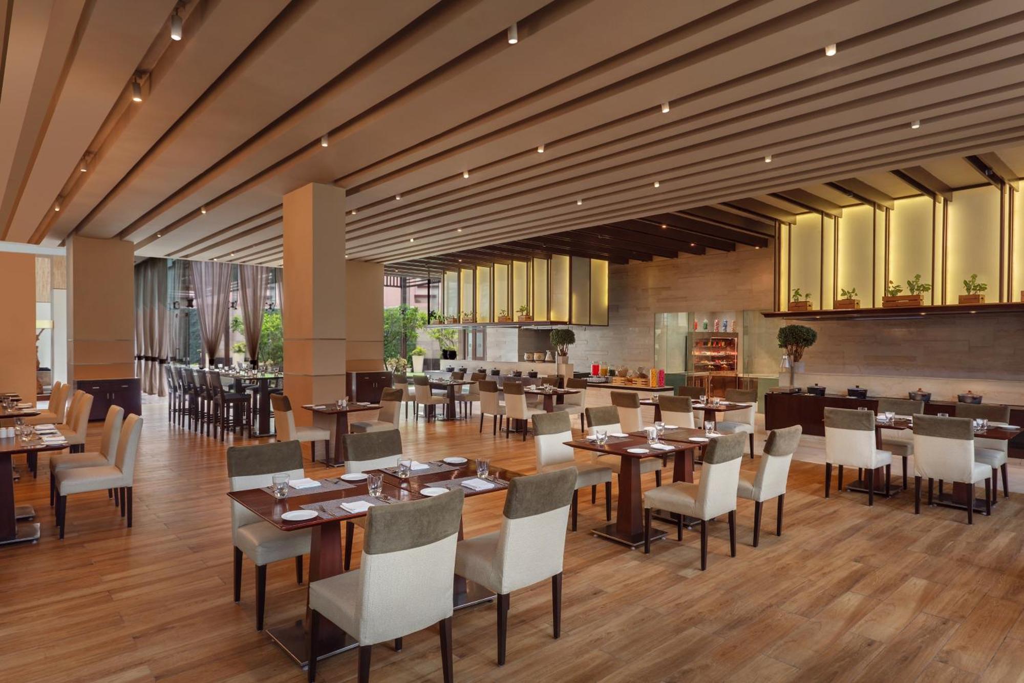Hotel Doubletree By Hilton Gurugram Baani Square Gurgaon Esterno foto